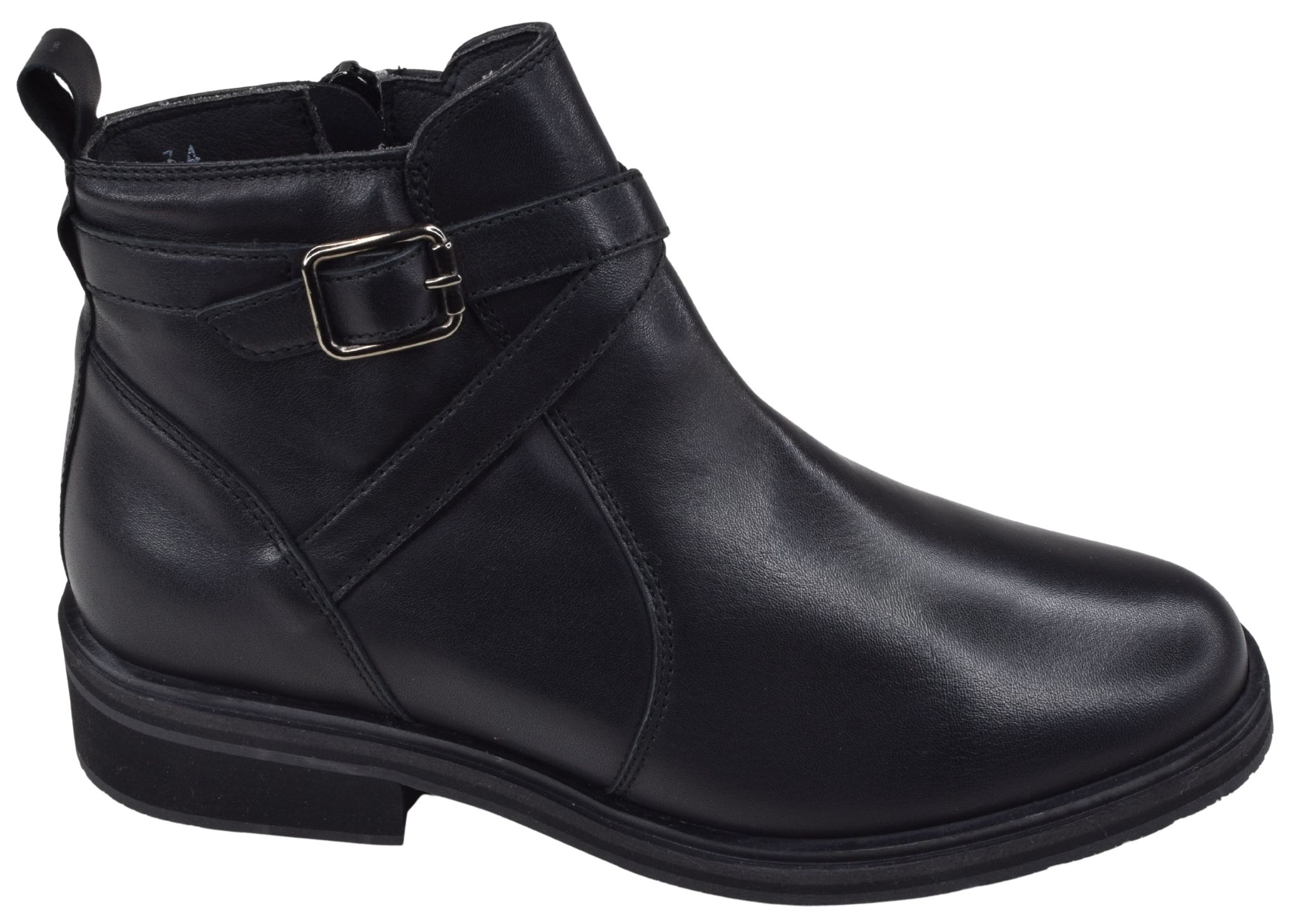 Bottines femme Piesanto en cuir noir avec bride et boucle métallique à la cheville, adaptées aux pieds larges.